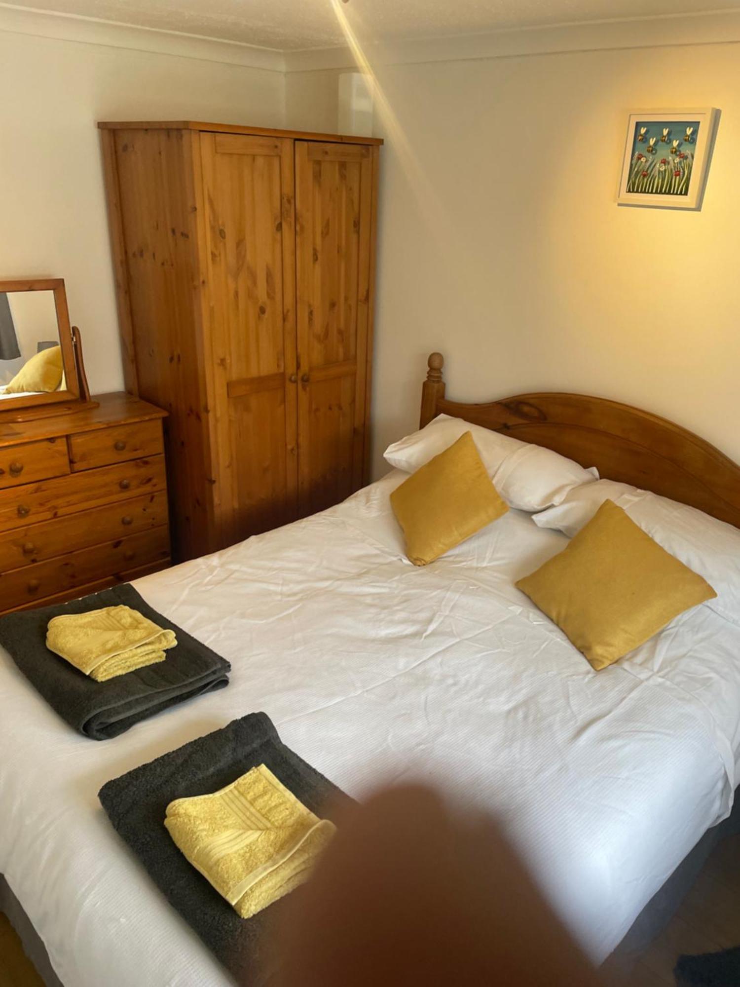 Bumblebee Lodge Saint Cleer Bagian luar foto
