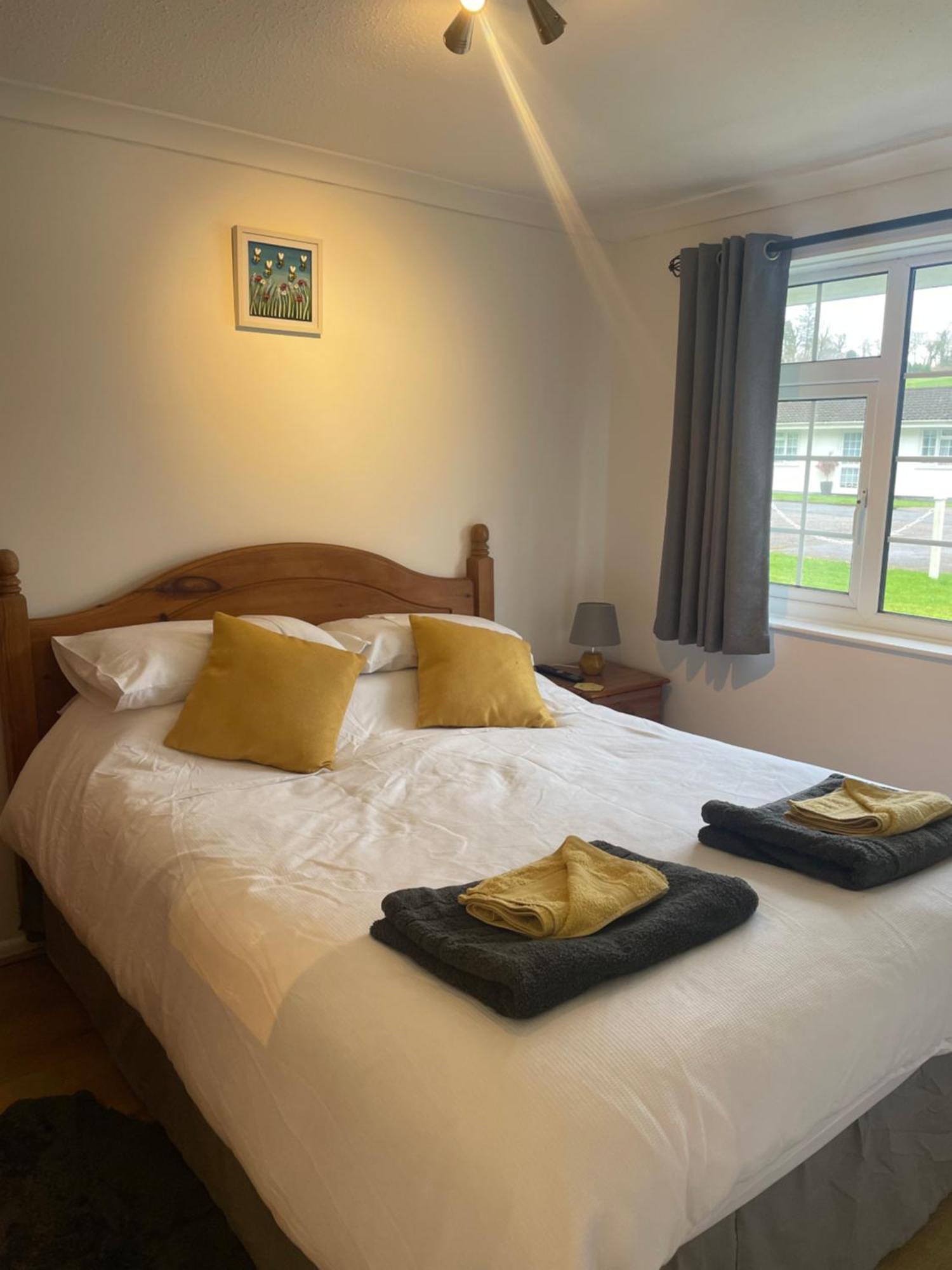 Bumblebee Lodge Saint Cleer Bagian luar foto