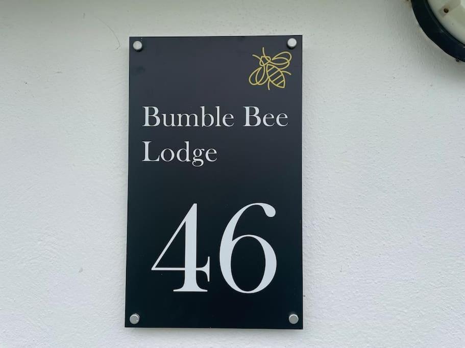 Bumblebee Lodge Saint Cleer Bagian luar foto
